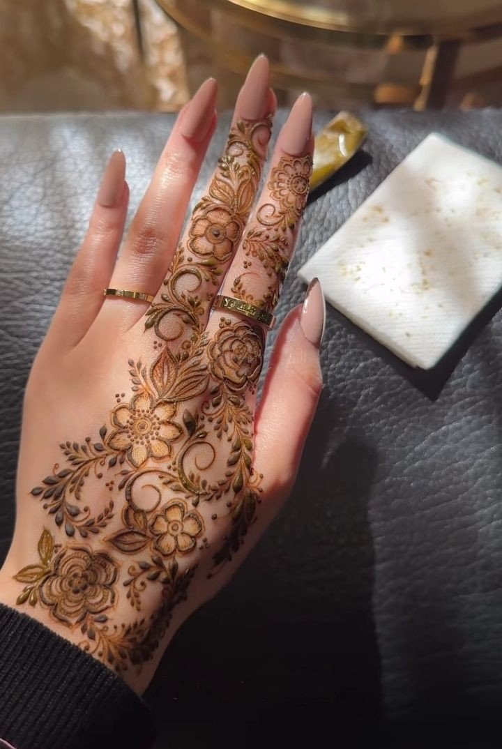 mehndi design girl photo